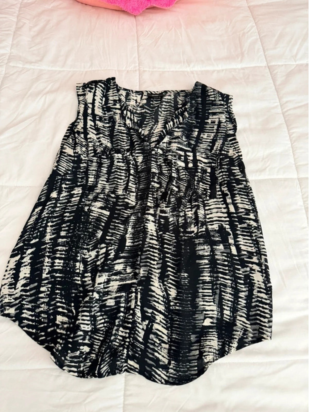 Wissaro black & white abstract brushstroke print top in a S